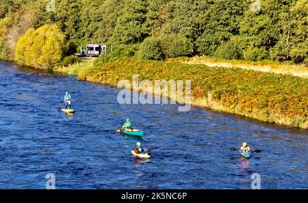 RIVER SPEY SCOTLAND SUNNY DAY IN AUTUMN WITH KAYAKS AND A PADDLE BOARD Stock Photo