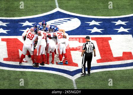 New York Giants players huddle up during an NFL football game against the  Washington Football Team, Thursday, Sept. 16, 2021 in Landover, Md. (AP  Photo/Daniel Kucin Jr Stock Photo - Alamy