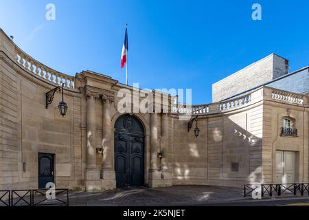 exterior-view-of-the-hotel-de-