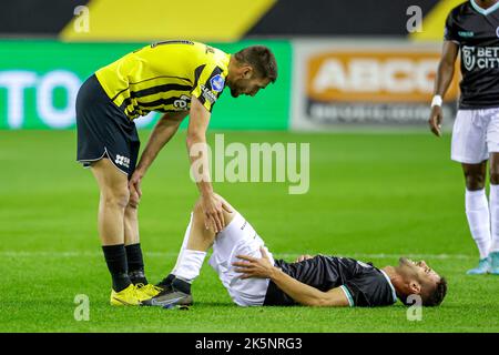 ARNHEM, NETHERLANDS - OCTOBER 9: Ivo Pinto of Fortuna Sittard, Matus Bero of Vitesse during the Dutch Eredivisie match between Vitesse and Fortuna Sittard at GelreDome on October 9, 2022 in Arnhem, Netherlands (Photo by Broer van den Boom/Orange Pictures) Stock Photo