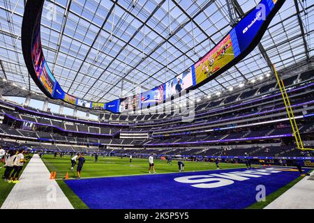 Inglewood, CA. 9th Oct, 2022. Dallas Cowboys running back Ezekiel Elliott  #21 smiles as he runs off the field after the NFL football game against the Dallas  Cowboys at the SOFI Stadium