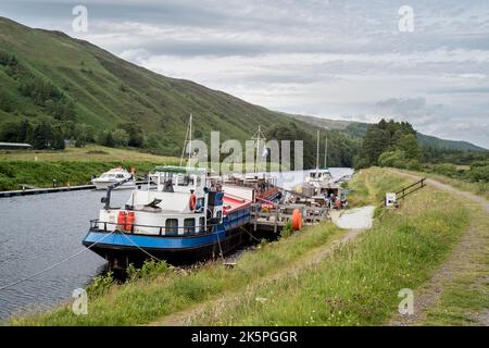 Eagle barge Inn on  the Caledonian Canal,near laggan,  Scotland Stock Photo