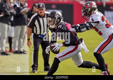 Tampa Bay Buccaneers safety Mike Edwards (32) awaits the snap