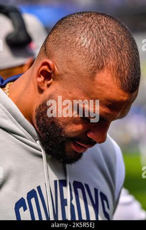 Inglewood, CA. 9th Oct, 2022. Dallas Cowboys running back Ezekiel Elliott  #21 smiles as he runs off the field after the NFL football game against the Dallas  Cowboys at the SOFI Stadium