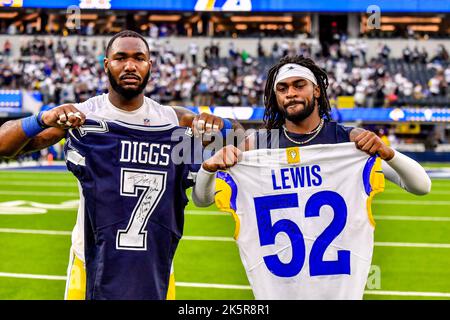 East Rutherford, New Jersey, USA. 9th Sep, 2018. New York Giants wide  receiver Odell Beckham (13) and Jacksonville Jaguars cornerback Jalen Ramsey  (20) swap jerseys after a NFL game between the Jacksonville