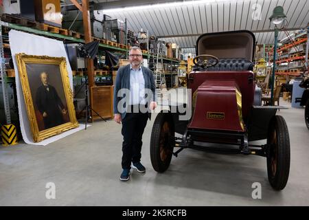 Munich, Germany. 21st Sep, 2022. Florian Kiuntke, head of the Siemens Historical Institute, stands next to a replica of the electric car 'Electric Victoria' from 1907, in Siemens' historical depot. The company turns 175 this year. (to dpa 'Siemens Depot: What the corporation is, was or could have become') Credit: Sven Hoppe/dpa/Alamy Live News Stock Photo