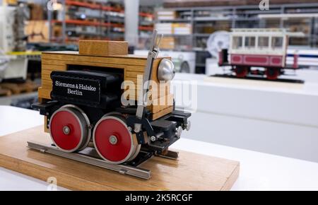Munich, Germany. 21st Sep, 2022. A model of the first electric railroad (1879) is on display at Siemens' historic depot. The company is 175 years old this year. Credit: Sven Hoppe/dpa/Alamy Live News Stock Photo