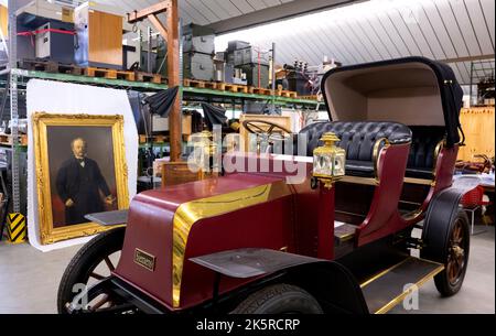 Munich, Germany. 21st Sep, 2022. A replica of the electric car 'Elektrische Viktoria' from 1907, is on display at Siemens' historic depot. The company is 175 years old this year. Credit: Sven Hoppe/dpa/Alamy Live News Stock Photo