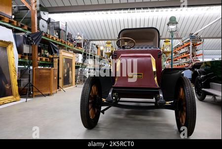 Munich, Germany. 21st Sep, 2022. A replica of the electric car 'Elektrische Viktoria' from 1907, is on display at Siemens' historic depot. The company is 175 years old this year. Credit: Sven Hoppe/dpa/Alamy Live News Stock Photo