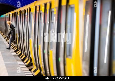 Berlin, Germany. 01st Oct, 2022. A woman gets off the train at the Museumsinsel subway station. Credit: Christoph Soeder/dpa/Alamy Live News Stock Photo