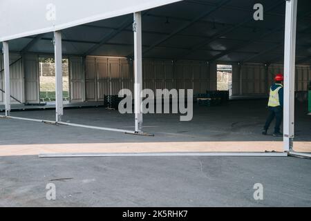 New York, USA. 09th Oct, 2022. On New York's Randalls Island, construction under way of a shelter for asylum seekers. The shelter, originally planned for Orchard Beach, was moved to Randalls Island after the site - a parking lot - became flooded. Credit: Olga Fe/Alamy Live News Stock Photo