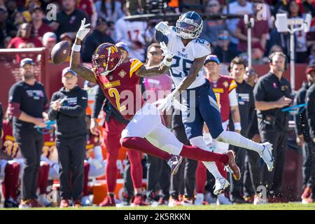 Kristian Fulton (26) y Tennessee Titans Running Back Derrick Henry (22)  toman el campo para el Juego de Fútbol de la NFL entre los Tennessee Titans  y los Houston Texans el domingo