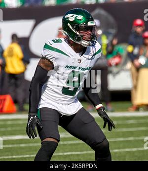 New York Jets linebacker Kwon Alexander (9) defends against the