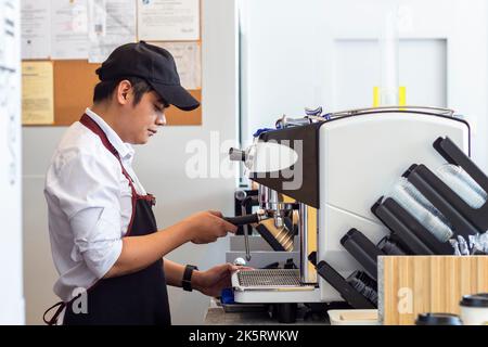 Barista preparing espresso at a local cafe in Cebu City, Philippines Stock Photo