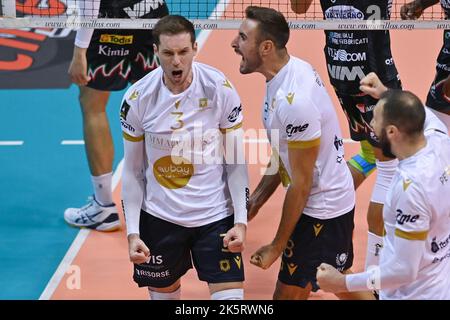 PalaEstra, Siena, Italy, October 09, 2022, Maarten Van Garderen (Emma Villas Aubay Siena) celebrates  during  Emma Villas Aubay Siena vs Sir Safety Su Stock Photo