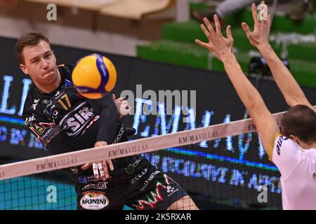 PalaEstra, Siena, Italy, October 09, 2022, Oleh Plotnytskyi (Sir Safety Susa Perugia)  during  Emma Villas Aubay Siena vs Sir Safety Susa Perugia - Vo Stock Photo