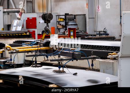 Sheet metal vacuum lifting device. Vacuum crane for lifting sheet steel, view inside the factory. Stock Photo