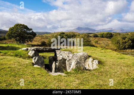 Capel Garmon burial chamber and mountains of Snowdonia National Park.  Betws-y-Coed, Conwy, Wales, UK, Britain. Was erected in Neolithic Age Stock Photo