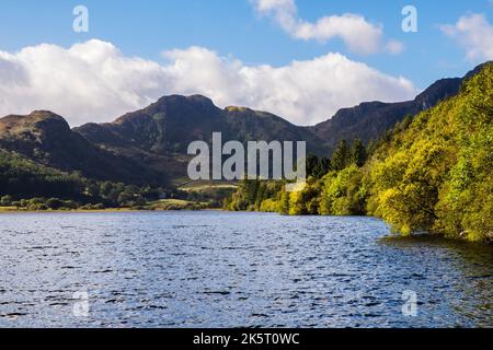 View across the choppy waters of Llyn Crafnant lake to Crimpiau in Snowdonia National Park. Betws-Y-Coed, Conwy, north Wales, UK, Britain Stock Photo