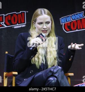 October 09, 2022 Evan Rachel Wood attend New York Comic Con 2022 ...