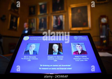 (221010) -- STOCKHOLM, Oct. 10, 2022 (Xinhua) -- Portraits of the 2022 Nobel laureates in Economic Sciences Ben S. Bernanke (L), Douglas W. Diamond (C) and Philip H. Dybvig are seen on a screen during the prize announcement in Stockholm, Sweden, Oct. 10, 2022. The Royal Swedish Academy of Sciences on Monday decided to award the 2022 Sveriges Riksbank Prize in Economic Sciences in Memory of Alfred Nobel to Ben S. Bernanke, Douglas W. Diamond and Philip H. Dybvig 'for research on banks and financial crises.' (Xinhua/Ren Pengfei) Stock Photo