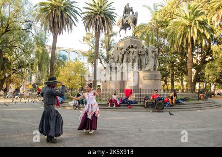 Traditional Argentinian couple dancing in Plaza 9 de Julio in Salta Stock Photo