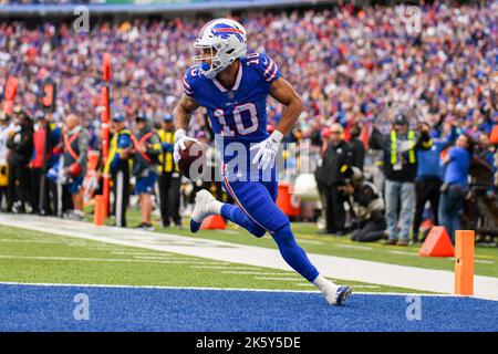 Buffalo Bills wide receiver Khalil Shakir catches a pass during practice at  the NFL football team's training camp in Pittsford, N.Y., Friday, July 28,  2023. (AP Photo/Adrian Kraus Stock Photo - Alamy