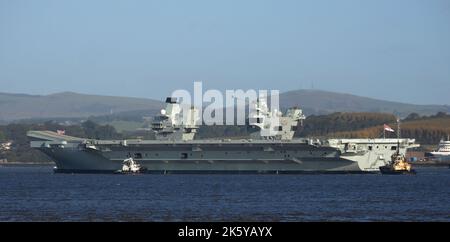 AJAXNETPHOTO. 10TH OCTOBER, 2022. SOUTH QUEENSFERRY, SCOTLAND. - CARRIER PROBLEM - HMS PRINCE OF WALES, ONE OF TWO OF ROYAL NAVY'S LARGEST WARSHIPS (65,000 TONNES) SEEN IN FIRTH OF FORTH HEADING FOR BABCOCK DRY DOCK AT ROSYTH FOR REPAIRS TO ITS STARBOARD PROPELLOR AND SHAFT. WARSHIP WAS ON PASSAGE TO USA TO PARTICIPATE IN JOINT EXERCISE WITH USN WHEN IT EXPERIENCED A PROPELLOR SHAFT PROBLEM MID CHANNEL AT THE END OF AUGUST 2022.  PHOTO: TONY HOLLAND/AJAX REF:D221010 2228 Stock Photo