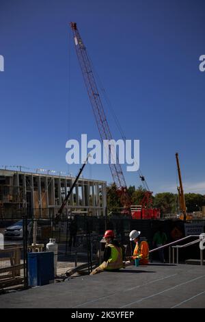 Two construction workers on a break on the site of LRT crosstown construction at Yonge and Eglinton, Toronto, ON, Canada Stock Photo