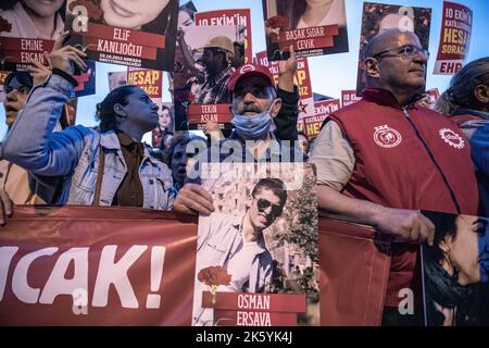 Istanbul, Turkey. 10th Oct, 2022. Demonstrators hold banners and photos of the victims of the 2015 twin suicide bombings, in Ankara. On October 10, 2022, on the occasion of the seventh anniversary of the twin suicide bombings in 2015 in Ankara, those who lost their lives at the Kadikoy pier were commemorated. (Photo by Onur Dogman/SOPA Images/Sipa USA) Credit: Sipa USA/Alamy Live News Stock Photo