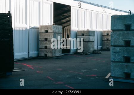 New York, United States. 09th Oct, 2022. Construction workers at the site of a future shelter for migrants. On New York's Randalls Island, construction under way of a shelter for asylum seekers. Credit: SOPA Images Limited/Alamy Live News Stock Photo