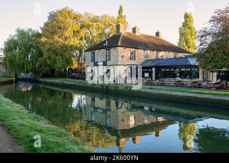 The Navigation pub on the Grand Union Canal at Stoke Bruerne in the Autumn at Sunrise. Northamptonshire, England. Stock Photo