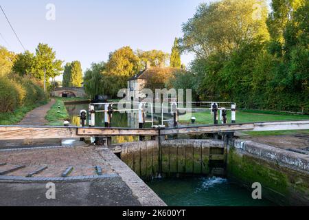 Canal lock gate and The Navigation pub on the Grand Union Canal in the Autumn at Sunrise. Stoke Bruerne, Northamptonshire, England. Stock Photo