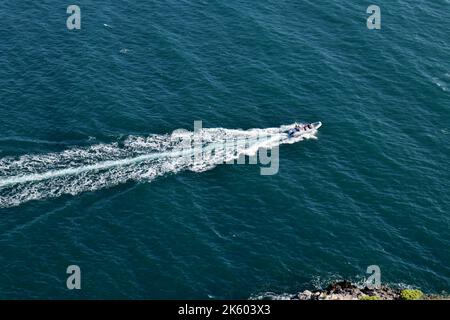 Conca dei Marini - Gommone di turisti a Capo di Conca Stock Photo