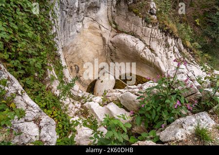 Gletschertopf an der Entenlochklamm, Kössen, Tirol, Österreich | Giant's kettle at the Entenlochklamm canyon, Koessen, Tyrol, Austria Stock Photo