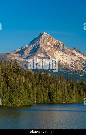 Scenic view of Lost Lake with Mount Hood in the background, Oregon, USA Stock Photo