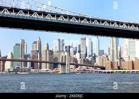 Manhattan Bridge crossing the east river with Lower Manhattan in the background Stock Photo