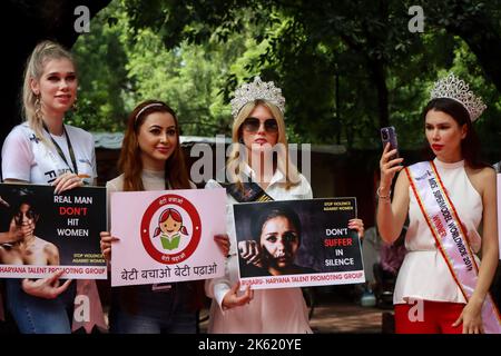 New Delhi, New Delhi, India. 11th Oct, 2022. International super models from 25 countries hold placards as a part of International campaign for ''Beti Bachao Beti Padhao'' .(Save the girl child, educate the girl child) on the occasion of International day of the Girl Child. (Credit Image: © Bibek Chettri/Pacific Press via ZUMA Press Wire) Stock Photo