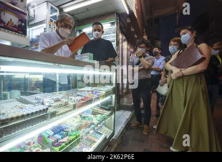 Cheung Shun-king, Mahjong tile artisan and owner of Biu Kee Mah-Jong, serves customers at Biu Kee Mah-Jong in Jordan. The old mahjong tile shop is forced to close at the end of October as it is evicted by the Buildings Department.  06OCT22 SCMP/ Edmond So Stock Photo