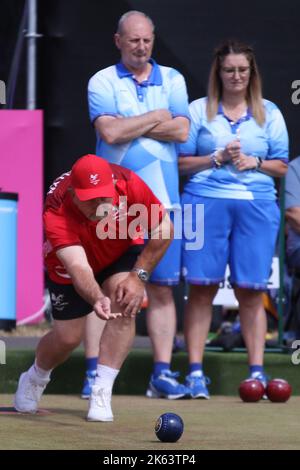 Gordon LLEWELLYN (Skip) of Wales (pictured) v Scotland in the Para Mixed Pairs B2/B3 - Gold Medal Match in the lawn bowls at the 2022 Commonwealth games at Victoria Park, Royal Leamington Spa. Stock Photo