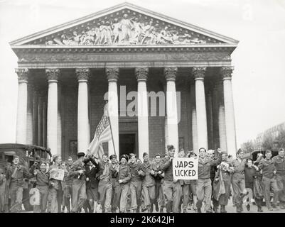 World War II vintage photograph - American soldiers in Paris celebrate Japanese surrender Stock Photo