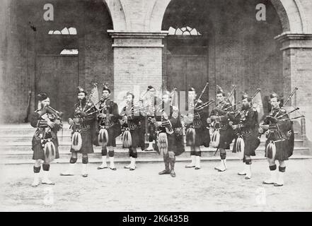 Vintage 19th Century Photograph: 92nd (gordon) Highlanders In Kilts 