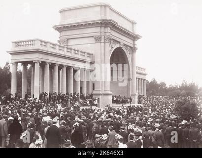 c.1900 vintage photograph: music concourse and arch, Golden Gate Park, San Francisco, before the 1906 earthquake, concert in progress. Stock Photo