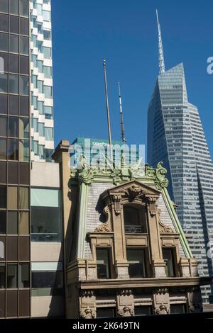 452 Fifth Avenue, Beaux-Arts and Modern Tower contrasting architecture, New York City, USA  2022 Stock Photo