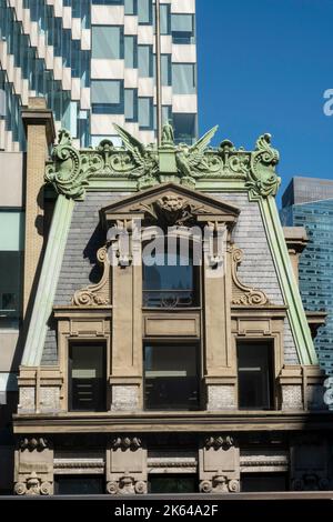 452 Fifth Avenue, Beaux-Arts and Modern Tower contrasting architecture, New York City, USA  2022 Stock Photo