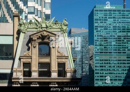 452 Fifth Avenue, Beaux-Arts and Modern Tower contrasting architecture, New York City, USA  2022 Stock Photo