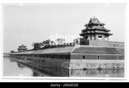 Early 20th century photograph: Moat and walls, Imperial Palace, Forbidden City, Peking, Beijing, China, c.1910 Stock Photo