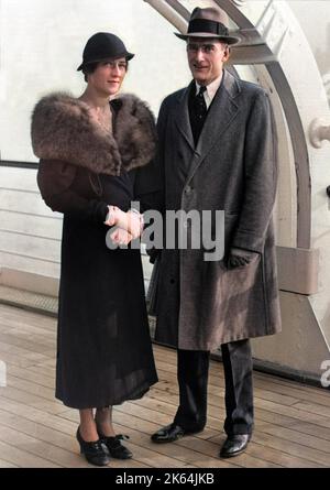 Mr and Mrs John D. Rockefeller III (1906-1978) return from their Honeymoon in Bermuda on the 'Monarch of Bermuda', 15th December 1932. Mrs Rockefeller (1909-1992) was formerly Miss Blanchette Hooker of Greenwich, Conneticut, daughter of Elon Huntington Hooker, founder of Hooker Electrochemical Company. Stock Photo