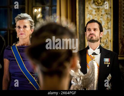 2022-10-11 21:40:43 STOCKHOLM - Kajsa Ollongren, Minister of Defense, and Prince Carl Philip at the state banquet at the royal palace during their three-day state visit by the Dutch royal couple to Sweden. During the state banquet, both heads of state gave speeches. ANP POOL REMKO DE WAAL netherlands out - belgium out Stock Photo