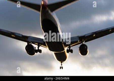 Richmond, British Columbia, Canada. 10th Oct, 2022. A British Airways Boeing 777-200ER jetliner (G-YMMH) airborne overhead as it comes in to land at twilight, Vancouver International Airport. (Credit Image: © Bayne Stanley/ZUMA Press Wire) Stock Photo